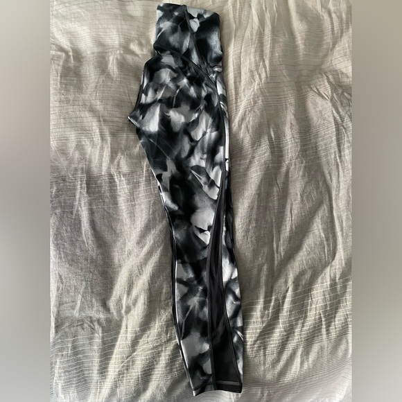 Lululemon leggings, size 6, light wear - Picture 4 of 4